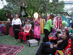 Musicians play lovely music for us. 